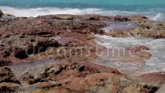伊比萨海滩伊比萨湿绿松石水岩视频的预览图
