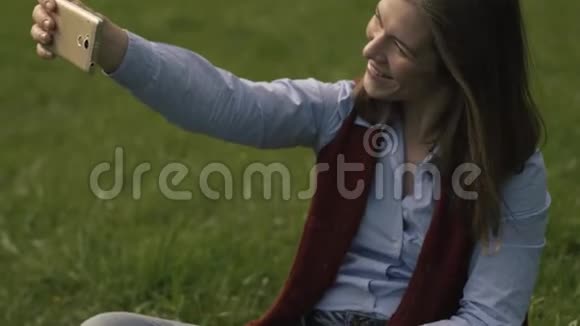 坐在公园里做自拍的女人视频的预览图