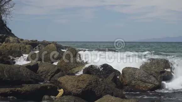 海浪冲击着岩石般的海岸线视频的预览图
