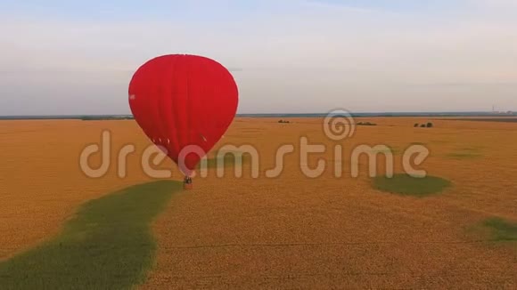飞越农村地区的气球气球锦标赛的参赛者视频的预览图