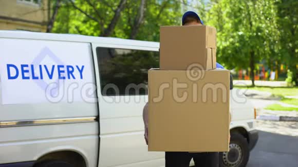 送货工人持有许多纸板箱快递包裹托运服务视频的预览图