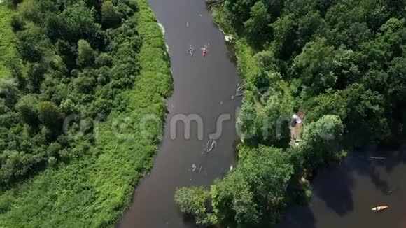 从河面的高处俯瞰美景视频的预览图