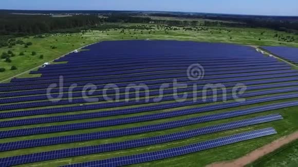 太阳能农场生产太阳可再生能源太阳能电池板视频的预览图
