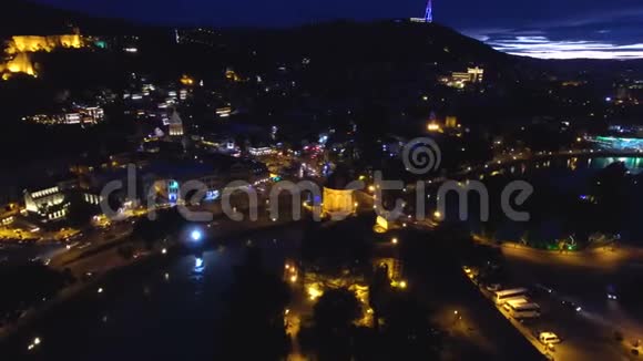 都市区明亮的城市灯光全景无人机镜头夜间视频的预览图