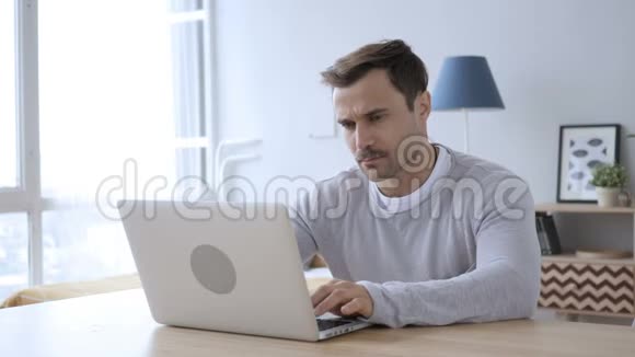 成年男子完成笔记本电脑工作后离开卧室视频的预览图