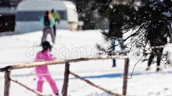 滑雪坡上的滑雪者视频的预览图