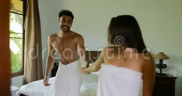 情侣去浴室聊天男青年和女青年在毛巾做晨间例行洗脸视频的预览图