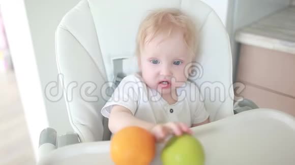 婴儿乳房吃绿苹果视频的预览图