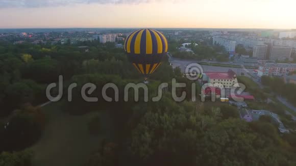 早晨热气球漂浮在城市绿地上逃避日常生活视频的预览图