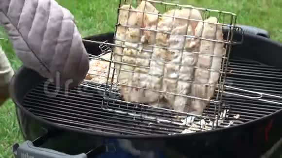 烤架上的鱼片视频的预览图