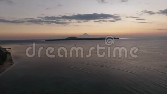 夏季日落时海面上静水反射晴空视频的预览图