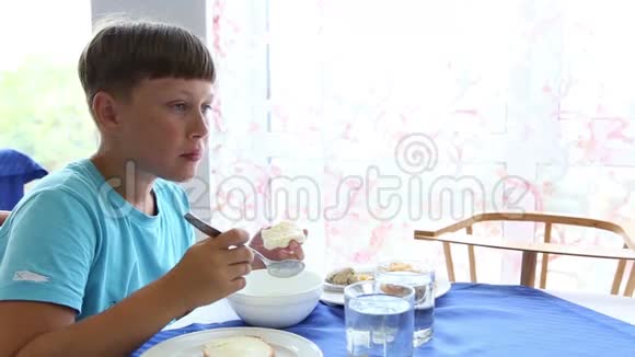 这个男孩吃粥视频的预览图