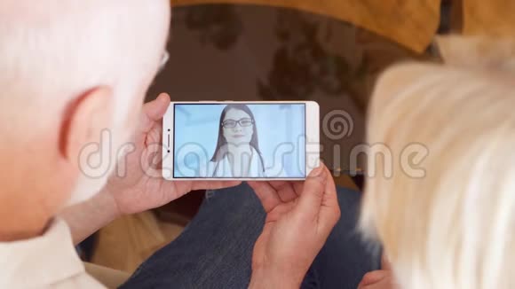 老人夫妇在家中通过信使应用程序与医生进行视频聊天咨询视频的预览图