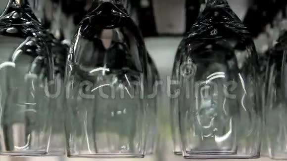 玻璃杯挂在酒吧里视频的预览图
