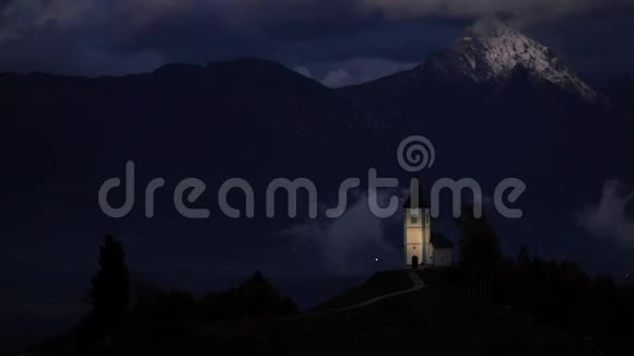 斯洛文尼亚Jamnik在Jamnik和Julian阿尔卑斯山附近的斯洛文尼亚圣普利莫兹教堂夜景视频的预览图