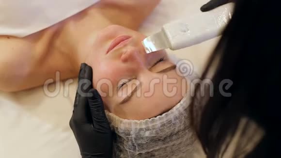 超声波洗脸去皮在美容院视频的预览图