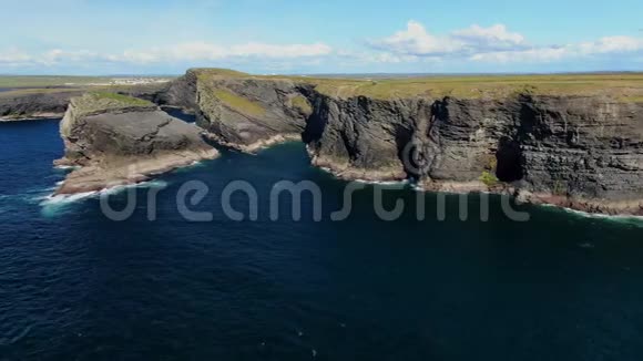 爱尔兰基尔基悬崖上令人惊叹的景观视频的预览图