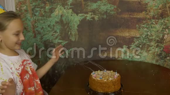 女儿和父亲一起庆祝生日女孩把所有的蜡烛放在蛋糕上烟流过熄灭的蜡烛视频的预览图