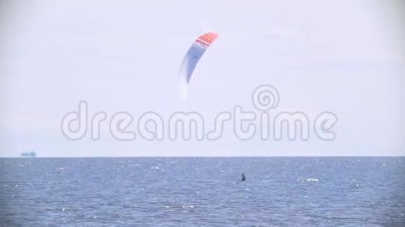 风筝板上的风筝落入大海视频的预览图