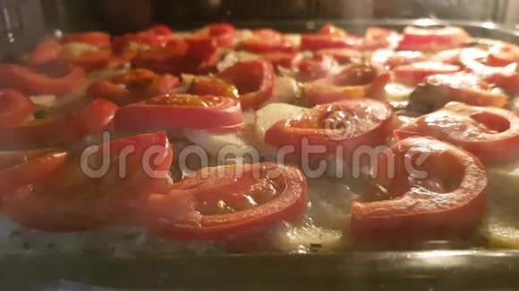 番茄片土豆片烤炉烤的香瓜片视频的预览图