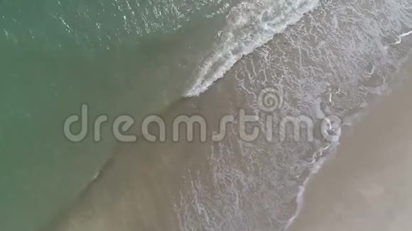 海滩上破碎海浪的俯视图视频的预览图