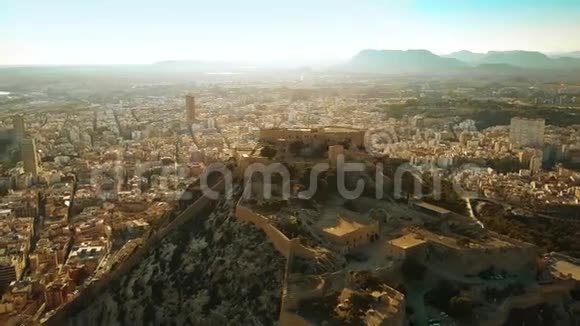西班牙圣巴巴拉城堡后面的Alicante城市景观码头和港口的鸟瞰图视频的预览图