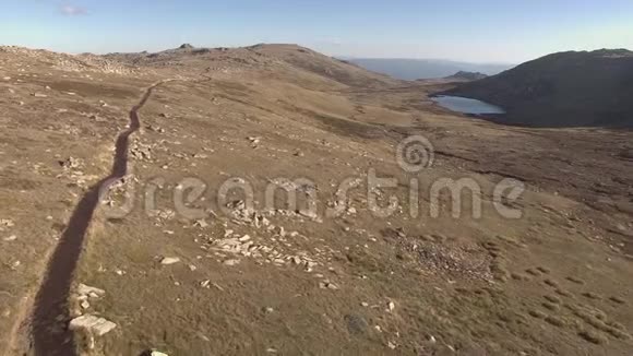 科西尤斯科山和科塔帕坦巴湖空中景观视频的预览图