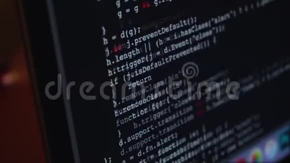 计算机代码在屏幕上运行视频的预览图