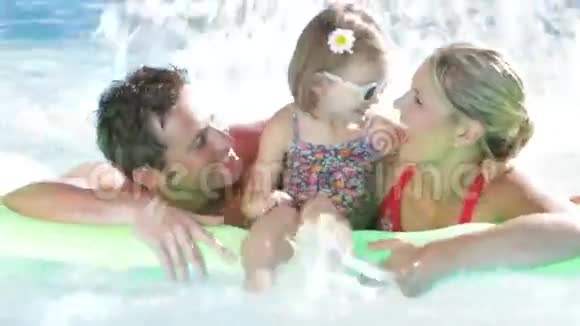 家庭在游泳池度假视频的预览图
