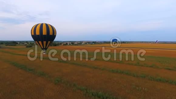气球低浮在田野上村庄在背景农业力量视频的预览图