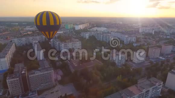 在城市上空飞向旭日浪漫的惊喜周年纪念视频的预览图