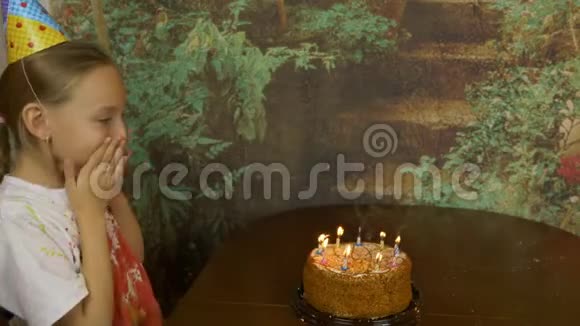 有趣的女孩和她父亲不能在蛋糕上吹生日蜡烛在家开玩笑年轻的女孩和成年男子视频的预览图