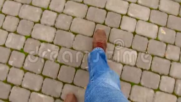 男人双腿在城市的人行道上行走视频的预览图