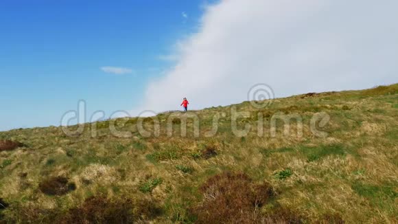 漫步在北爱尔兰无边无际的比涅韦纳赫草原上视频的预览图