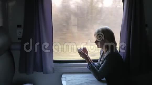 商务女性使用智能手机在火车车厢旅行视频的预览图