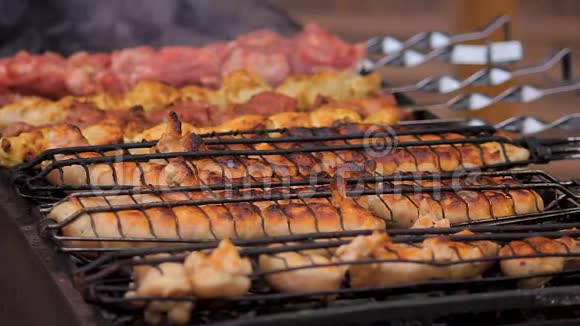 街头节日烤架上大量不健康的脂肪垃圾食品视频的预览图