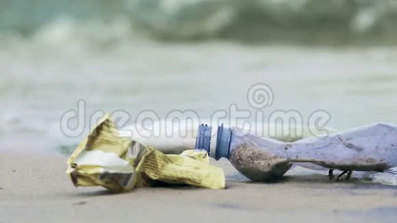 旅游船上的塑料瓶和垃圾被海岸污染的水冲洗视频的预览图