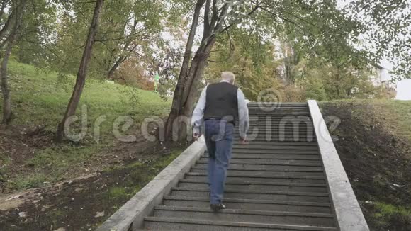老人正在公园上楼梯视频的预览图