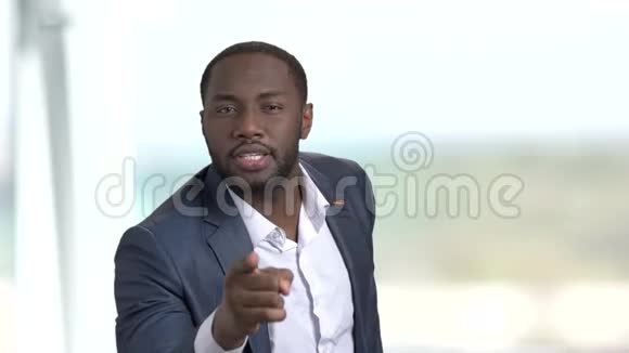 黑人生气的商人用手指指着视频的预览图
