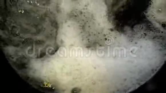 泼水泡水的缓慢运动视频的预览图