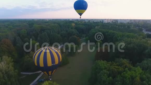 空中气球在城市绿地上空升起冠军赛鸟瞰视频的预览图