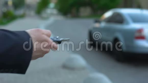 人打开汽车警报安全概念劫持停在街上的汽车的风险视频的预览图