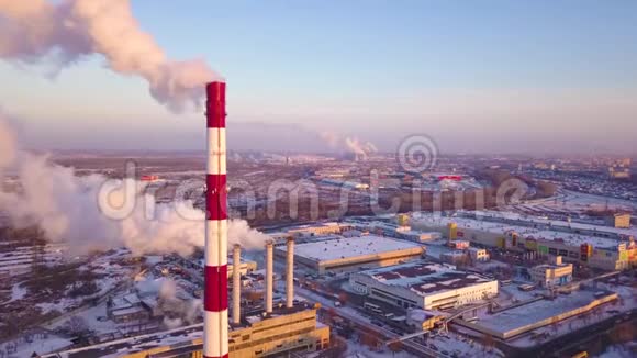 工业烟囱冒烟背景天空上肮脏的烟雾生态问题一个大型工业烟囱视频的预览图
