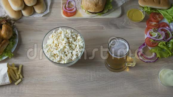 男性滥用有害食物饱食爆米花喝大量啤酒视频的预览图