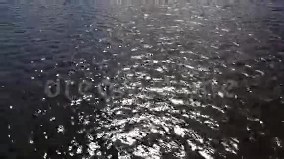 在云层中水和太阳的眩光视频的预览图