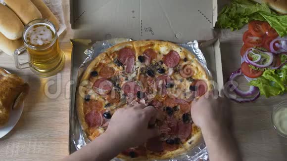 肥胖男性暴饮暴食油腻的食物馅料大量的披萨不健康的饮食视频的预览图