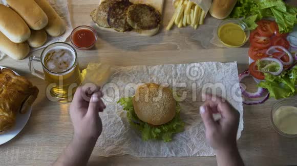 从汉堡中取出脂肪切保持健康饮食减肥视频的预览图