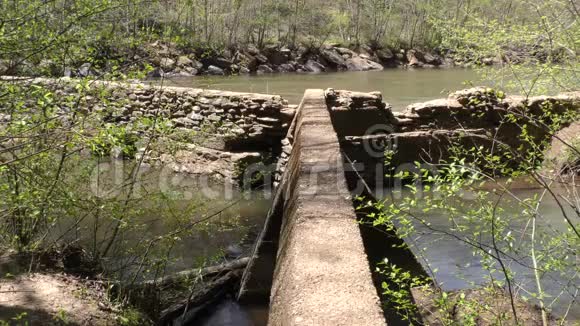 佐治亚州奥尔德洛佩米尔路公园沿着赛道大门的顶部看着仍然保留着视频的预览图