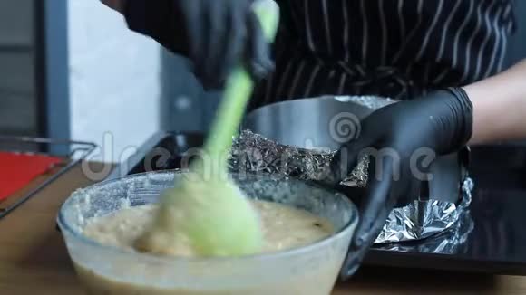 填充模具和烘焙蛋糕层用于制作坚果香蕉蛋糕制作蛋糕的完整过程视频的预览图