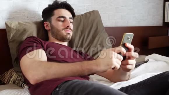 年轻人在床上打电话自拍视频的预览图
